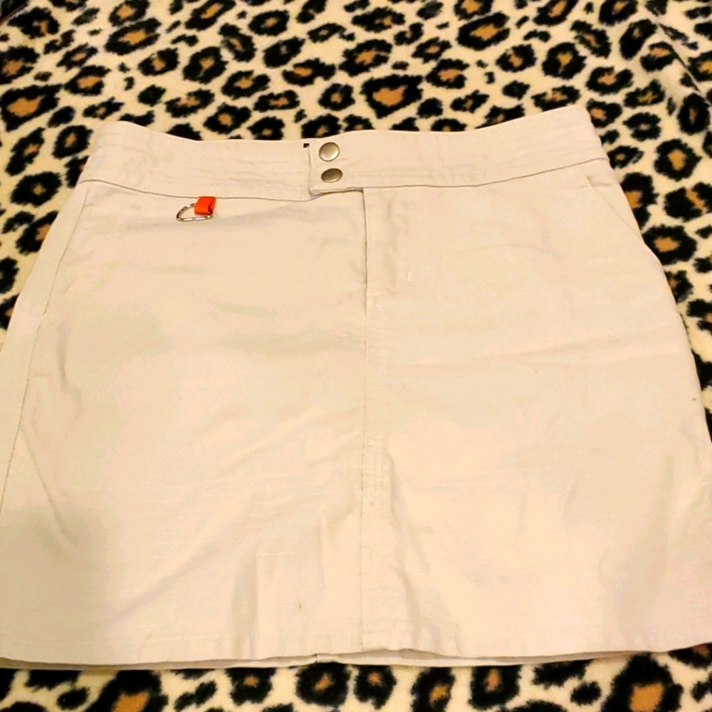 So gsjc Khaki Skirt w front/back pockets. Size 5